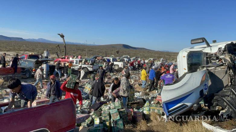 $!Camionetas de pobladores cargan productos saqueados del tráiler volcado.