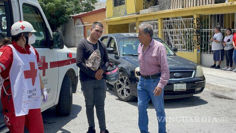 $!El conductor de la camioneta alegó que los vehículos estacionados le impidieron ver al motociclista.