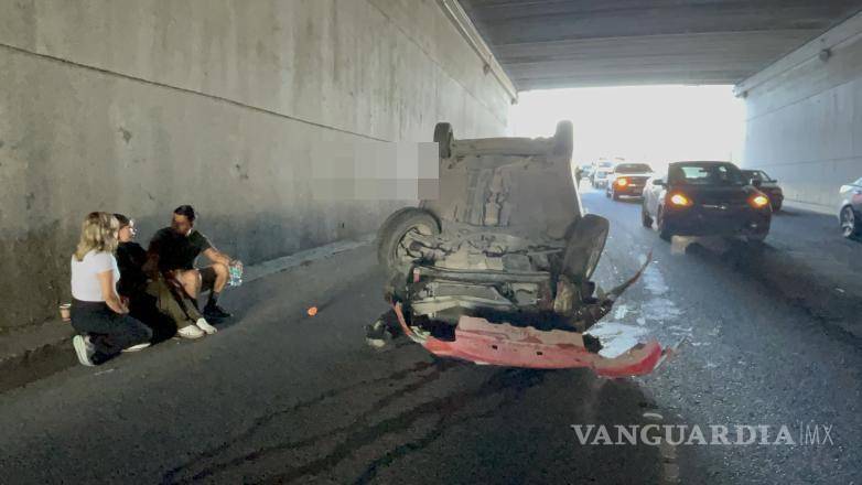 $!La conductora fue ayudada a salir por testigos que se detuvieron en el lugar del accidente.