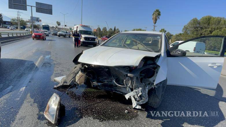 $!El vehículo terminó sobre sus neumáticos tras volcar dos veces en pleno bulevar Venustiano Carranza.