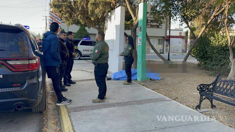 $!Autoridades acordonaron la plaza pública de la colonia República tras el hallazgo de una persona sin vida.