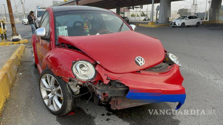 $!El conductor del Beetle, reconoció haber quitado el derecho de paso al taxista.