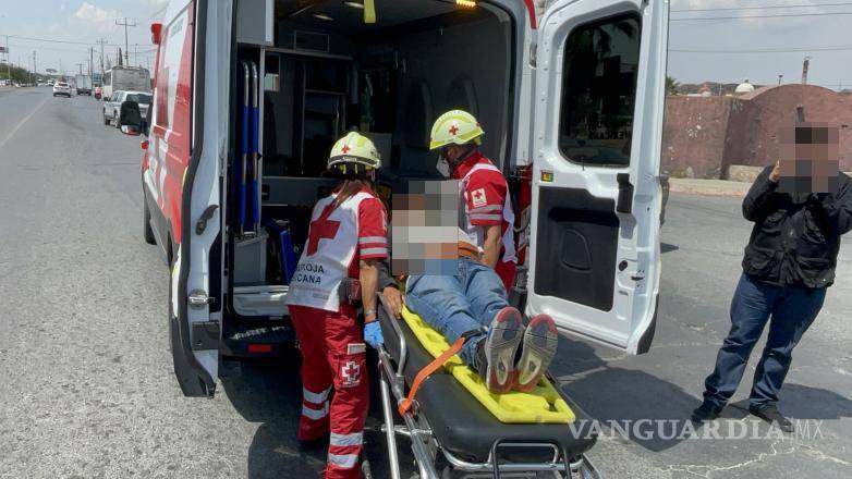 $!El motociclista, identificado como Juan Roberto, fue trasladado a la Clínica 70 del IMSS para su valoración médica tras resultar lesionado en el accidente.
