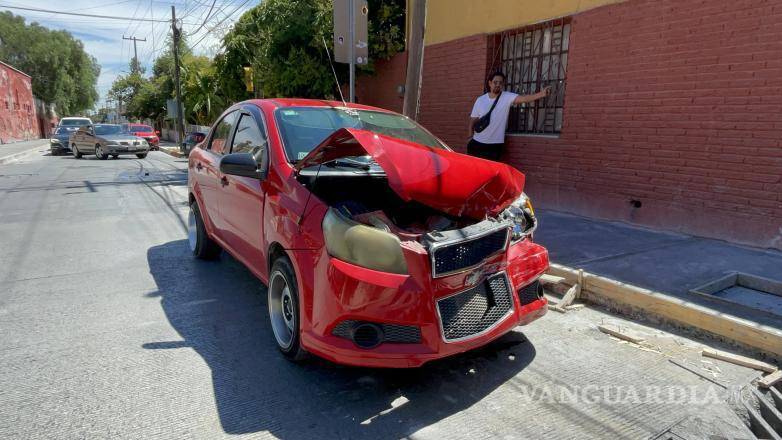$!El Chevrolet Aveo terminó con daños considerables en la parte frontal.