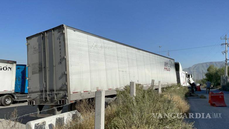 $!Los daños a la propiedad federal y estatal serán cubiertos por las aseguradoras del tráiler afectado.