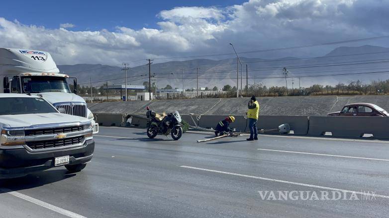 $!Elementos de la Policía Municipal abanderaron la zona para evitar accidentes y facilitar el retiro de la luminaria caída.