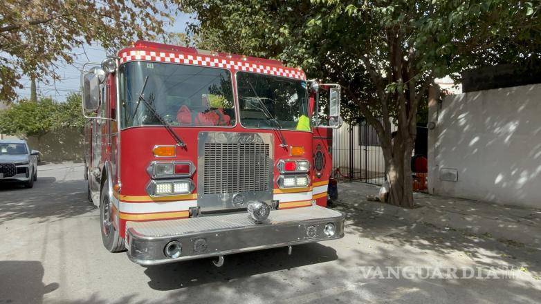 $!Personal de emergencia revisó las conexiones eléctricas del domicilio en la colonia Díaz Ordaz.