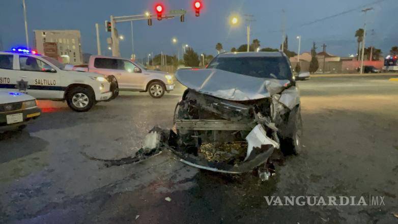 $!El impacto se produjo cuando la camioneta no respetó la luz roja del semáforo.