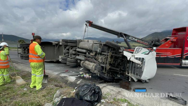 $!A pesar de lo aparatoso del percance, el operador del tractocamión resultó ileso y no requirió traslado a un hospital, según la información recabada por las autoridades en el sitio.