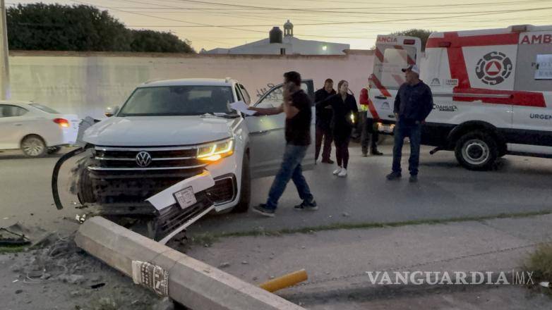 $!Paramédicos de Bomberos de Ramos Arizpe revisaron a la mujer de 32 años y determinaron que no requería traslado hospitalario.