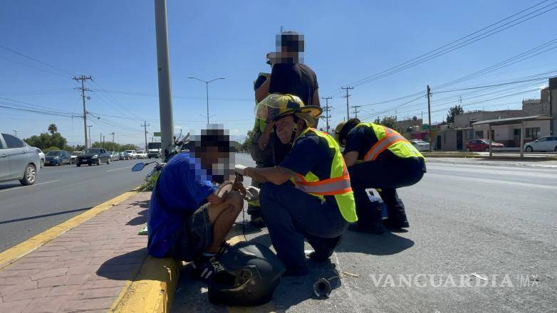 $!Los jóvenes tripulantes de la motocicleta, quienes no lograron frenar a tiempo, también fueron atendidos por socorristas tras caer sobre el carril izquierdo.