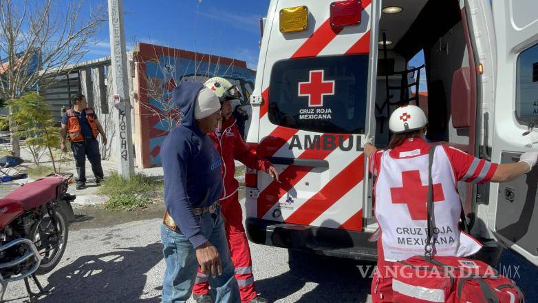 $!Paramédicos de la Cruz Roja atendieron al motociclista lesionado en el lugar del accidente, brindando atención médica inmediata.