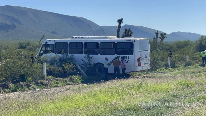 $!El transporte de personal quedó a varios metros de la carretera tras el accidente.
