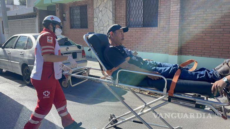 $!Paramédicos de la Cruz Roja atiendieron al peatón lesionado tras el impacto.