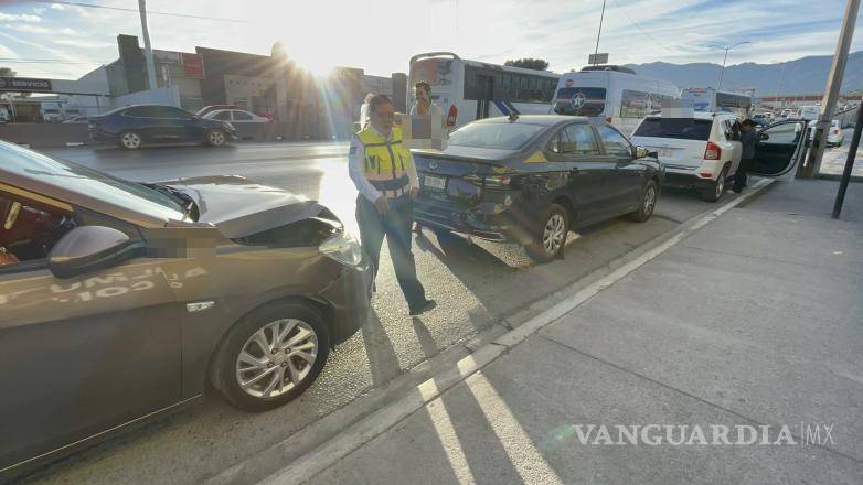 $!Elementos de la Policía Municipal agilizaron el tráfico mientras los conductores llegaban a un acuerdo con sus aseguradoras.