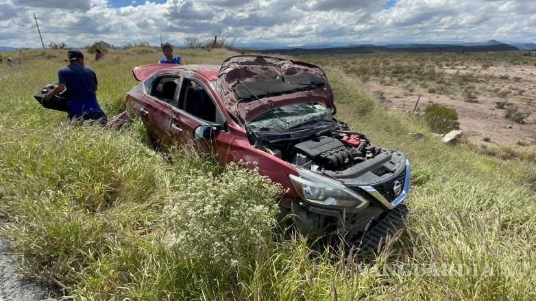 $!El conductor del vehículo Sentra habría sido el responsable del percance al intentar rebasar a un tráiler.