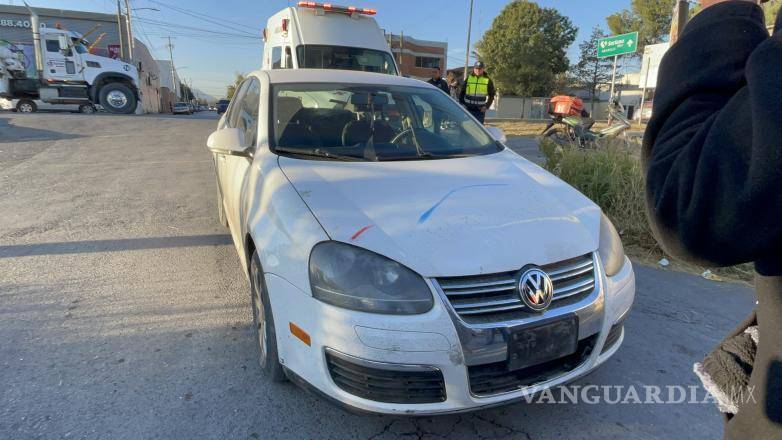 $!El accidente ocurrió cuando un automóvil Bora se atravesó en el camino de una motocicleta donde viajaban dos hermanos estudiantes.