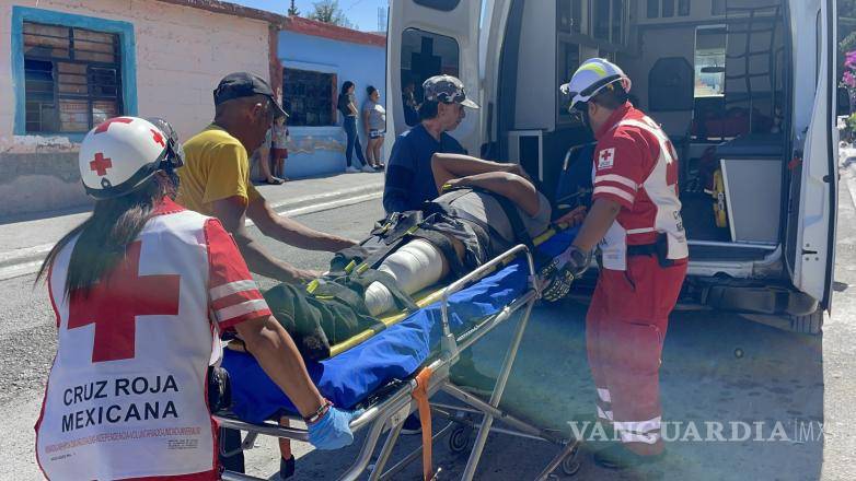 $!El hombre sufrió una fractura en la pierna izquierda mientras realizaba labores de albañilería en su casa de la colonia Valle Escondido Sur.