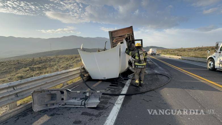 $!El tráiler terminó envuelto en llamas luego de impactarse contra la barrera metálica de contención.