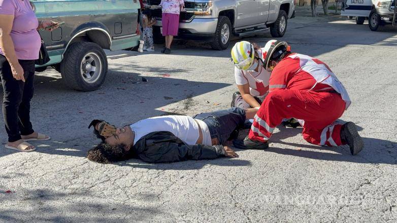 $!El joven perdió el control de la motocicleta y terminó impactándose contra una camioneta estacionada.