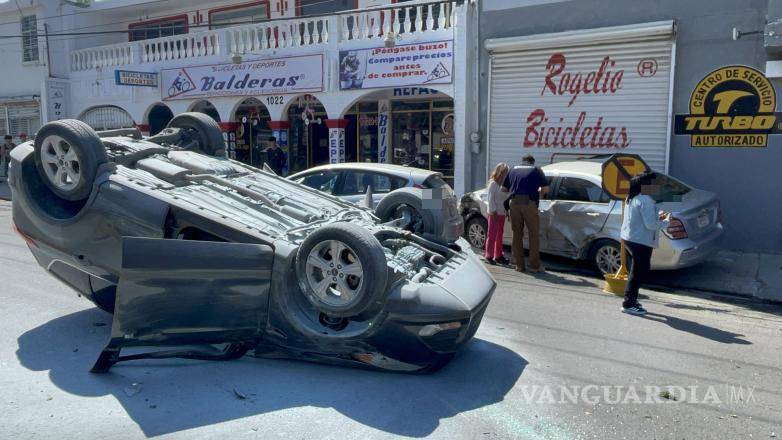 $!Vecinos auxiliaron con un extintor para sofocar las llamas del vehículo.