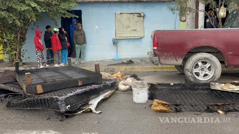 $!El siniestro, al parecer causado por un cortocircuito, se originó en un cuarto de la parte inferior de la casa.
