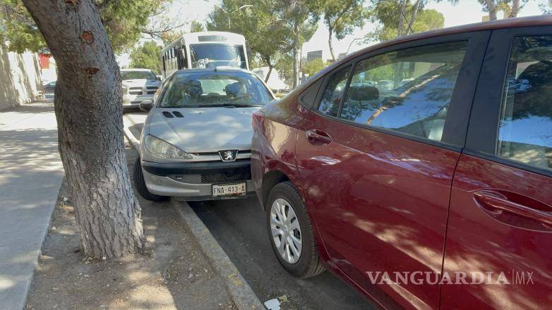 $!Luego del impacto, una llanta de uno de los autos afectados subió a la banqueta.