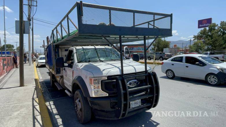 $!Policías municipales detuvieron al operador del camión involucrado en el accidente vial.