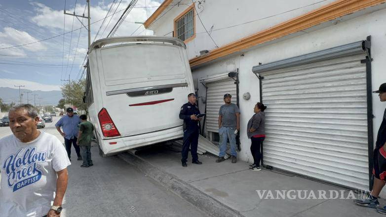 $!El operador aseguró que desvió la unidad al quedarse sin frenos para evitar arrollar a personas o chocar contra otros vehículos.