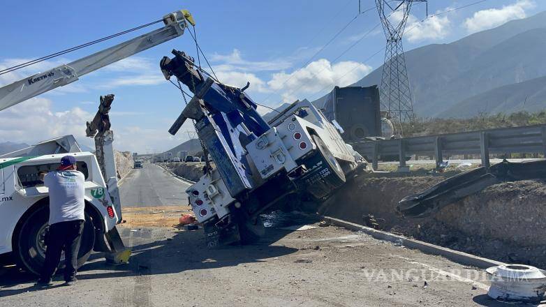 $!La circulación en el kilómetro 26 se restableció después de la atención del percance.