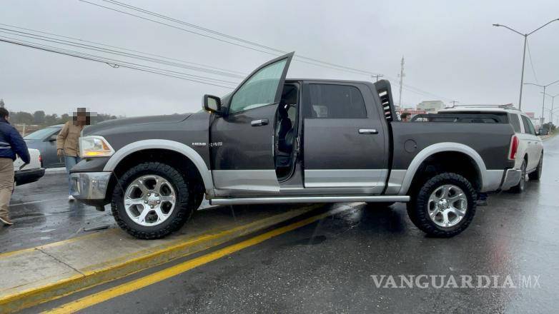 $!El impacto provocó tráfico momentáneo en el cruce con el bulevar Moctezuma, en Residencial San Patricio.