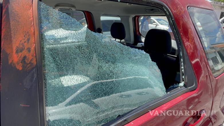 $!El accidente ocurrió cuando el conductor de una camioneta no respetó el cruce, lo que provocó el choque contra la motocicleta en la que viajaban dos personas.