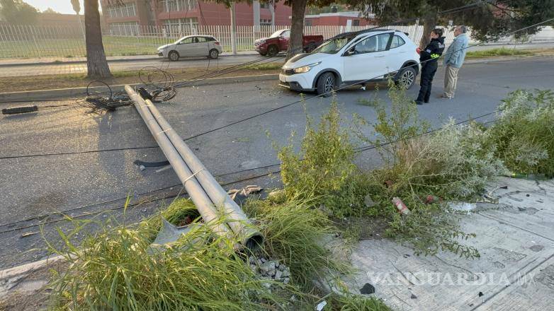$!Elementos de la Policía Municipal acudieron al lugar para tomar conocimiento del percance y prevenir riesgos para otros automovilistas.