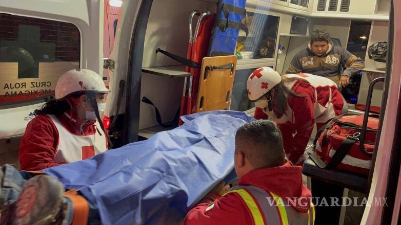 $!Paramédicos de la Cruz Roja y del cuerpo de bomberos de Ramos Arizpe trabajan en conjunto para asistir a los ocupantes del vehículo, brindando atención a los heridos.
