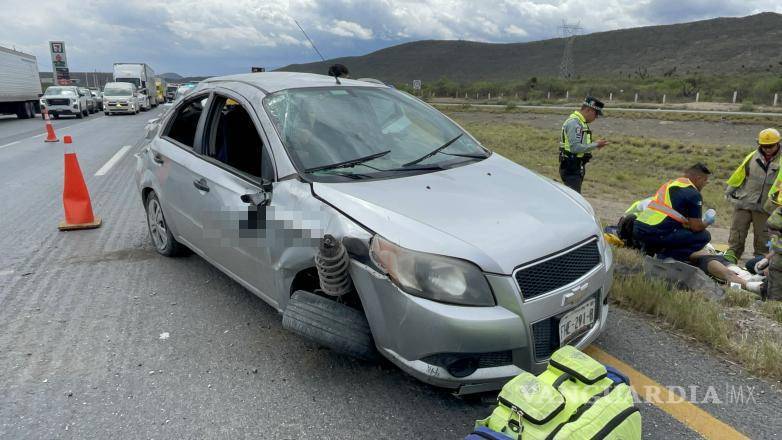 $!El Chevrolet Aveo terminó con severos daños tras cruzar el camellón central y volcar hacia los carriles contrarios.