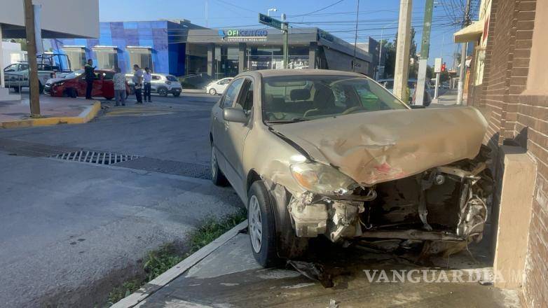 $!El automóvil Toyota terminó sobre la banqueta luego del impacto.