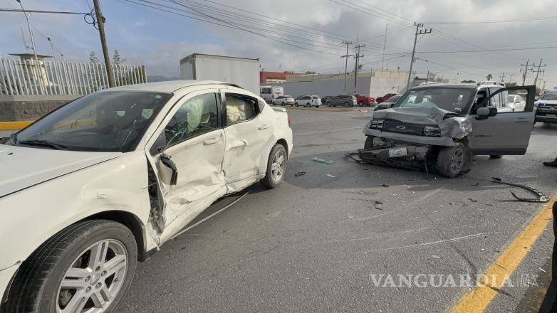 $!El accidente ocurrió en el cruce del periférico Luis Echeverría Álvarez y el bulevar Alameda Zaragoza.