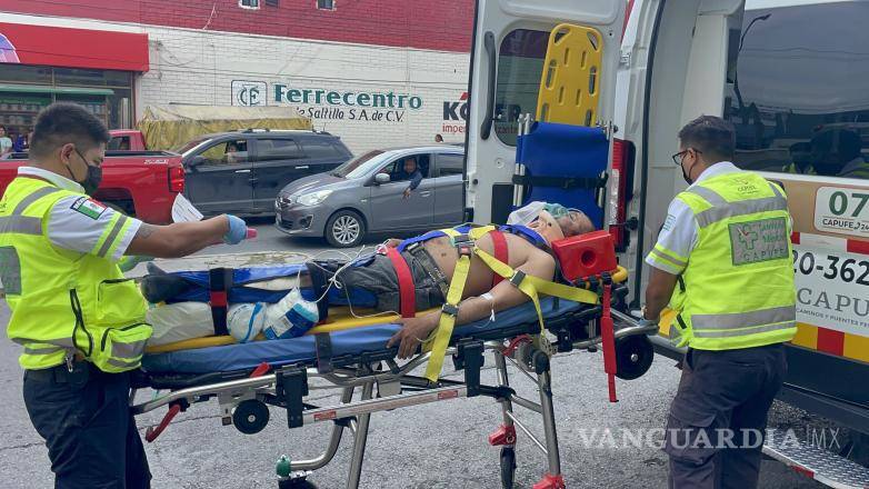 $!Personal de Capufe trasladó al herido al IMSS.