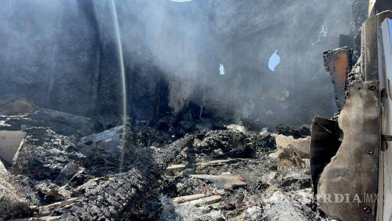 $!El siniestro se habría originado por fallas en el cableado de una parrilla encendida.