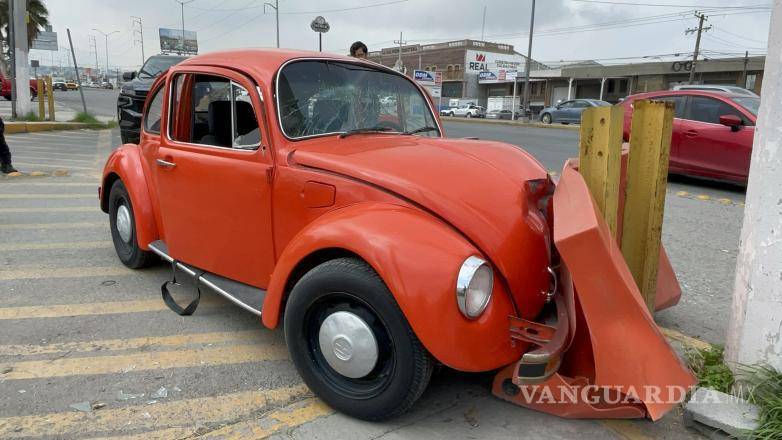 $!Una falla en los frenos provocó que el auto chocara contra barrera y un poste.