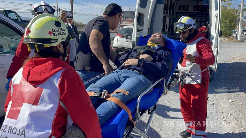 $!Paramédicos de la Cruz Roja atendieron al hombre de 38 años y lo trasladaron al Hospital General de Saltillo debido a las lesiones en la cabeza.