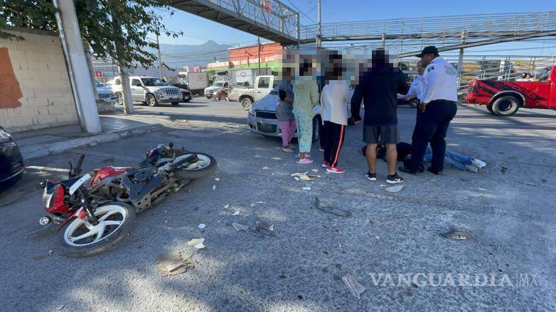 $!Los transeúntes observaron con preocupación cómo el motociclista se quejaba de sus lesiones mientras esperaba atención.