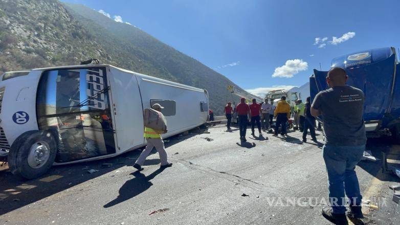 $!Paramédicos brindaron atención inmediata a las víctimas del percance.