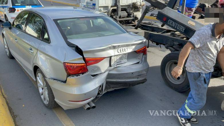 $!El conductor del Audi A3 fue alcanzado por detrás luego de pasar el reductor de velocidad.