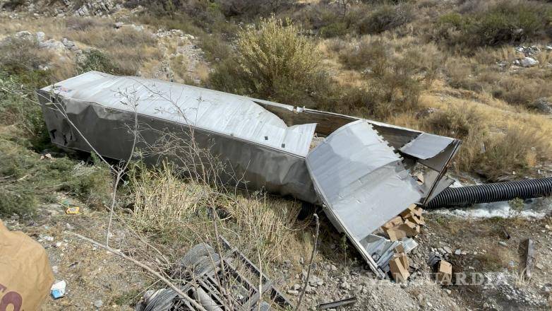 $!La caja del tráiler se desprendió y cayó al fondo del arroyo tras el fuerte impacto.