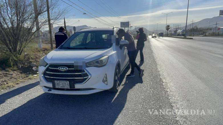 $!De acuerdo con autoridades, la camioneta involucrada se incorporó sin precaución, provocando que le quitara el derecho de paso al conductor de la motocicleta.