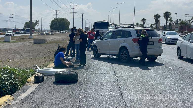 $!Elementos de Tránsito Municipal realizaron labores de abanderamiento y control del tráfico, mientras se llevaban a cabo las maniobras para retirar las unidades involucradas y restablecer la circulación.