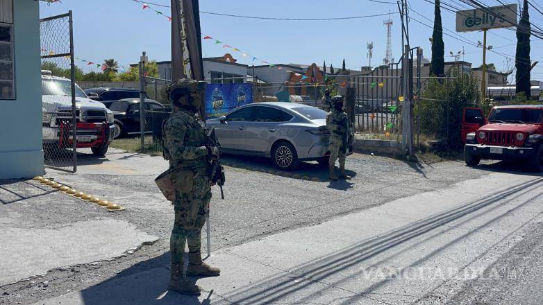 $!Las revisiones se realizaron con orden judicial en establecimientos dedicados a la venta de autos y motocicletas, como parte de una investigación de la Fiscalía General del Estado.