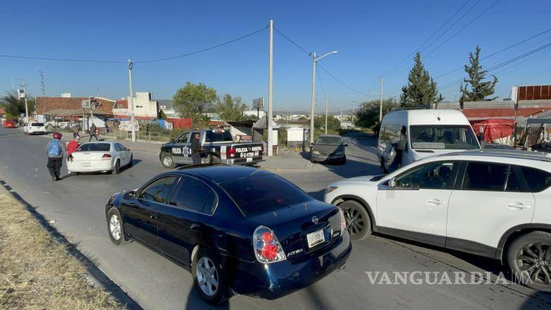 $!Personal de Tránsito Municipal se presentó para tomar conocimiento del incidente y mover los vehículos involucrados.