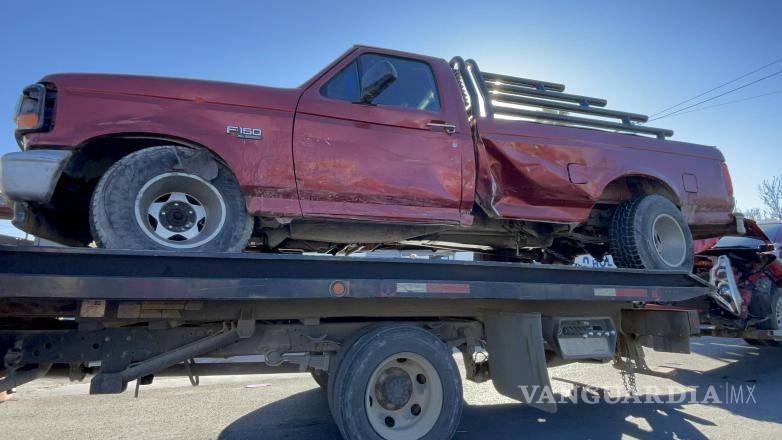 $!La camioneta Ford F-150 resultó con daños en el costado izquierdo luego del impacto registrado en la Zona Centro.